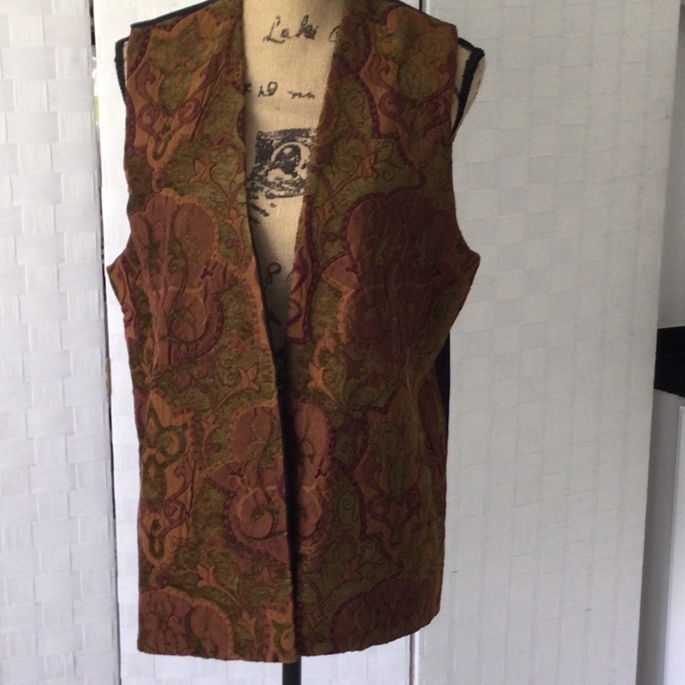 Ann Loy Original Tapestry Vest color green and wine size M. NWOT.   #385